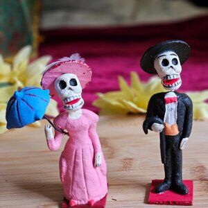 VINTAGE OAXACAN MUERTOS COUPLE WIRE AND CLAY SCULPTURE